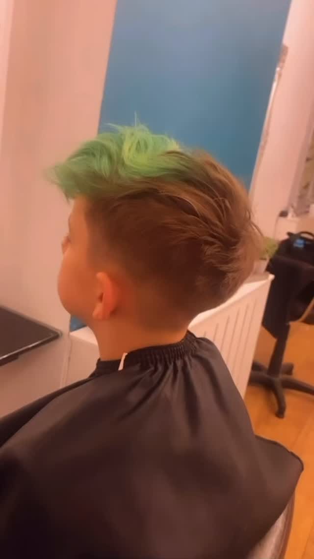 Post 5 by 𝐊𝐢𝗺𝐛𝐞𝐫𝐥𝐞𝐲𝐬 𝐒𝐚𝐥𝗼𝐧 𝐋𝗼𝐧𝐝𝗼𝐧 on Instagram (video)
