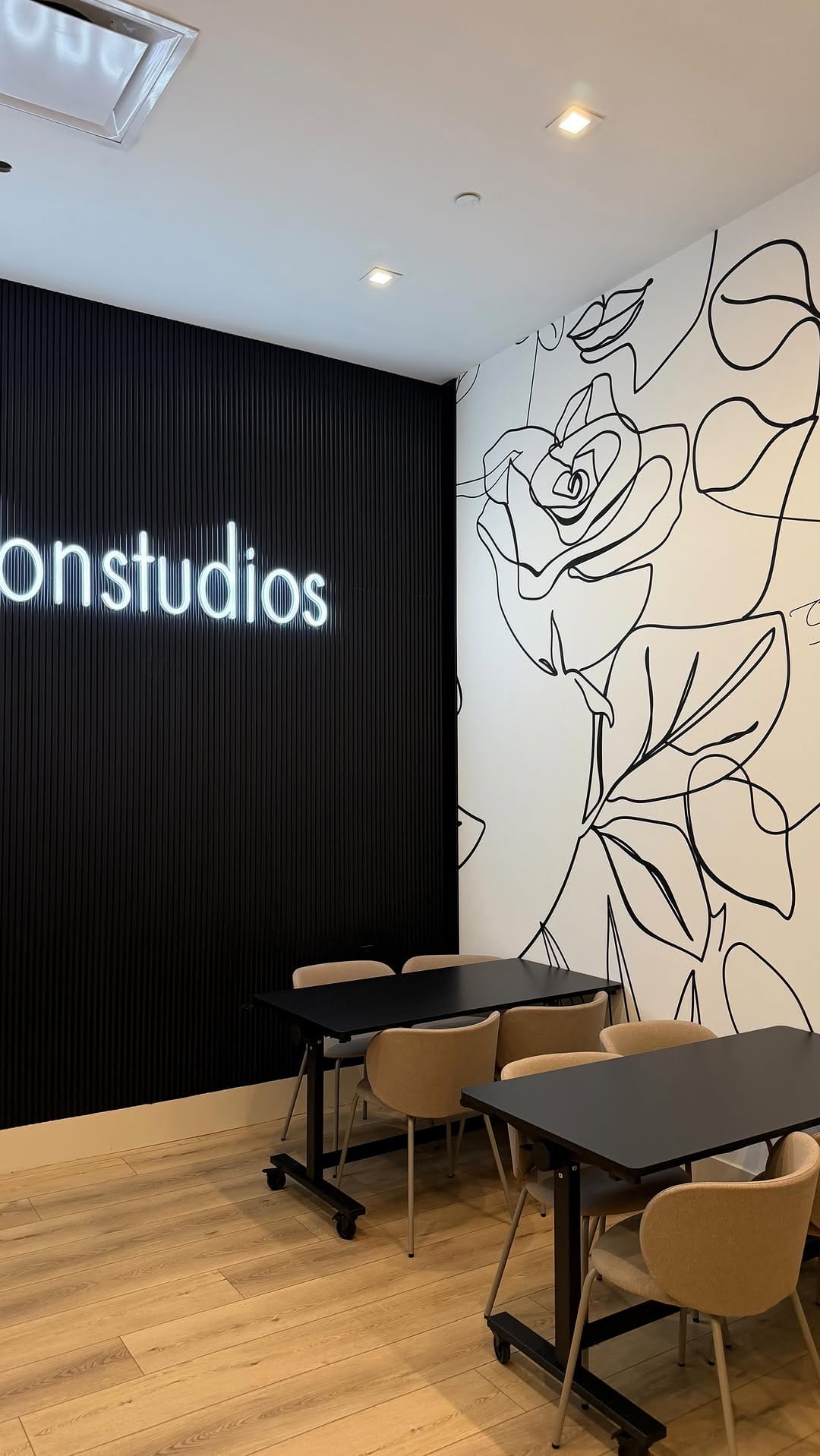 Post 3 by ASPIRE Luxury Salon Studios on Instagram (video)