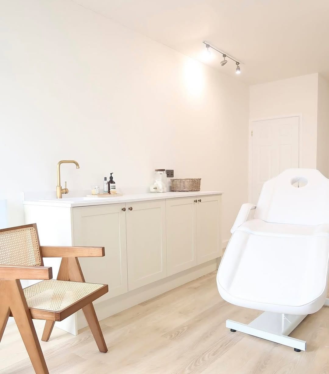Post 8 by THE MAKEUP AND HAIR BAR on Instagram (image)