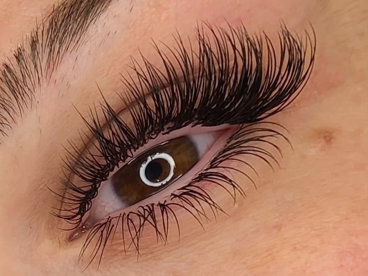 Post 8 by London & Dubai Lash Artist on Instagram (carousel)