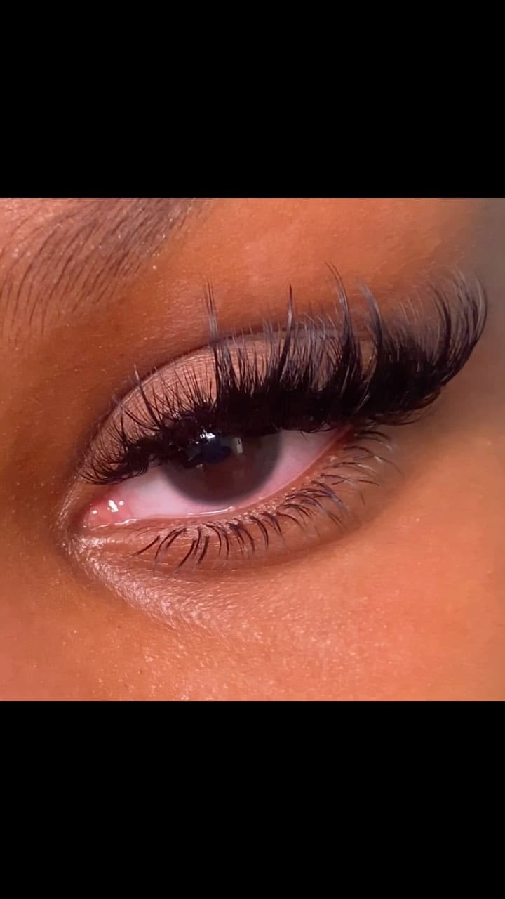 Post 5 by London & Dubai Lash Artist on Instagram (video)