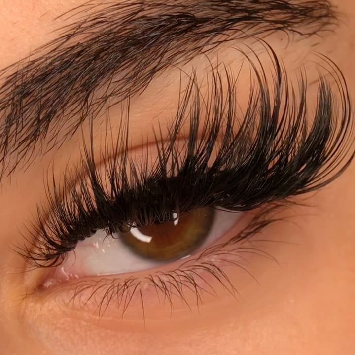 Post 10 by London & Dubai Lash Artist on Instagram (video)