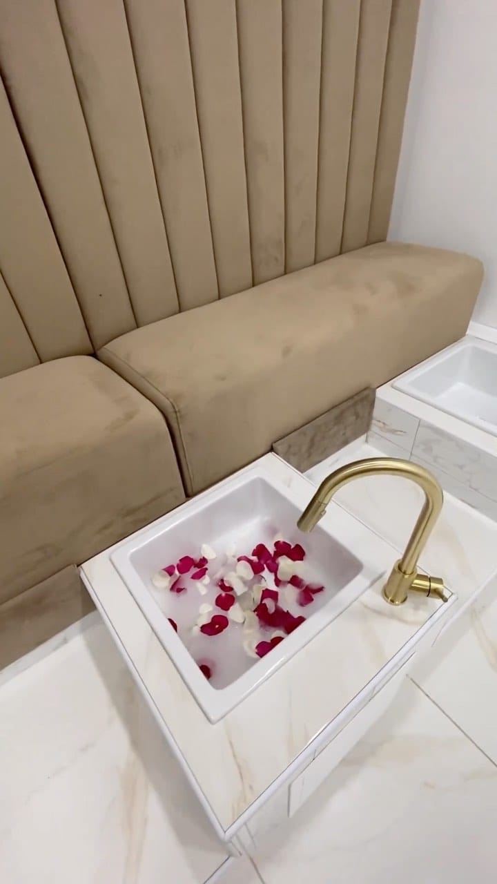 Post 9 by La Beauté on Instagram (video)