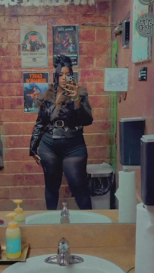Post 3 by Chelsea on Instagram (video)