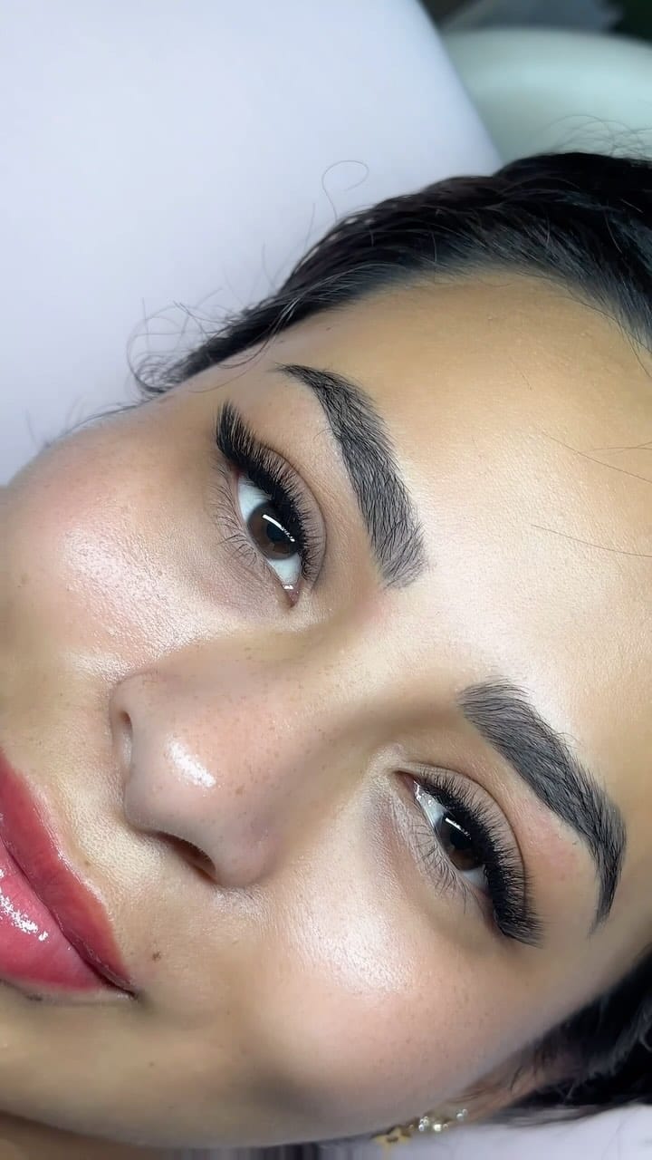 Post 2 by Extensiones de pestañas on Instagram (video)
