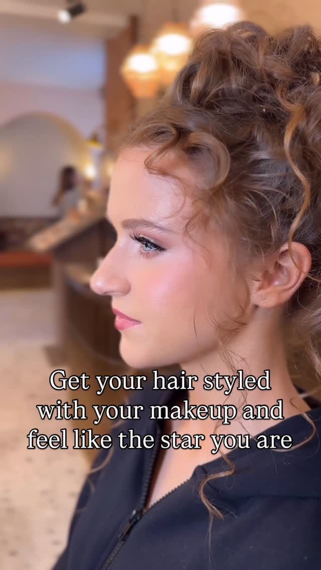 Post 5 by 💥Lyndsay Maurice💥Over 40’s Makeup Pro Artist on Instagram (video)
