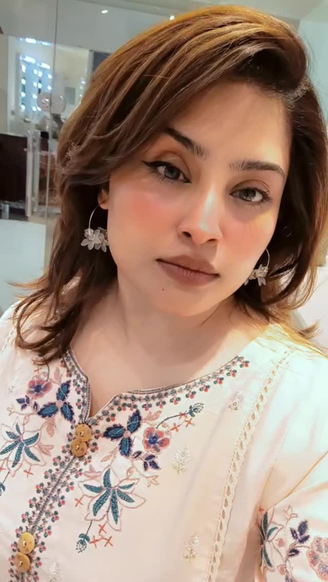 Post 5 by Zainab Taha | MAKEUP ARTIST | Educator at PIVOT-POINT on Instagram (video)