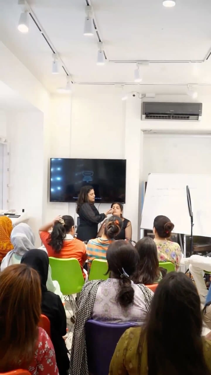 Post 9 by Zainab Taha | MAKEUP ARTIST | Educator at PIVOT-POINT on Instagram (video)