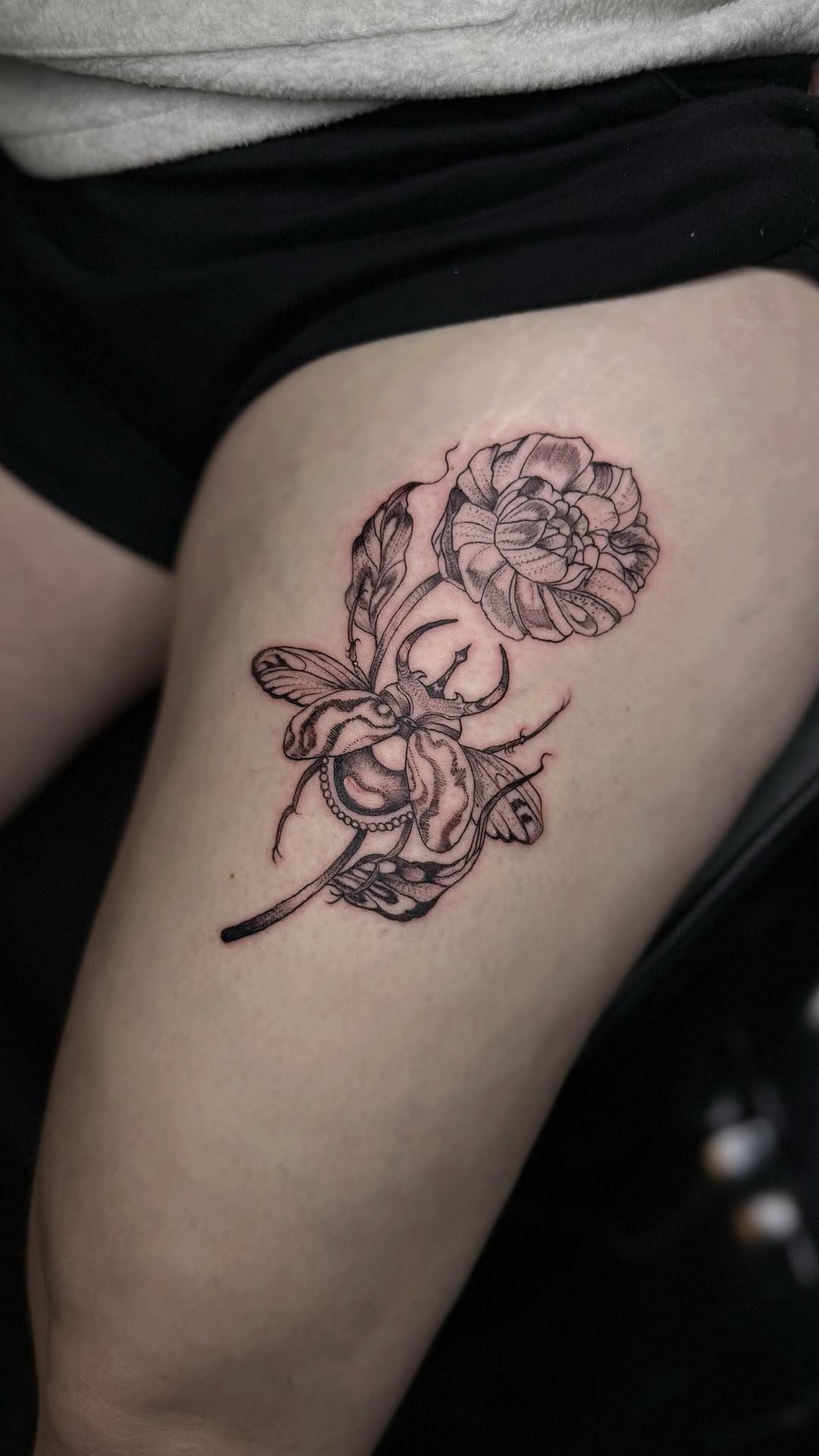 Post 8 by 🖤🪩Nails and tattoos 🪩🖤 on Instagram (video)