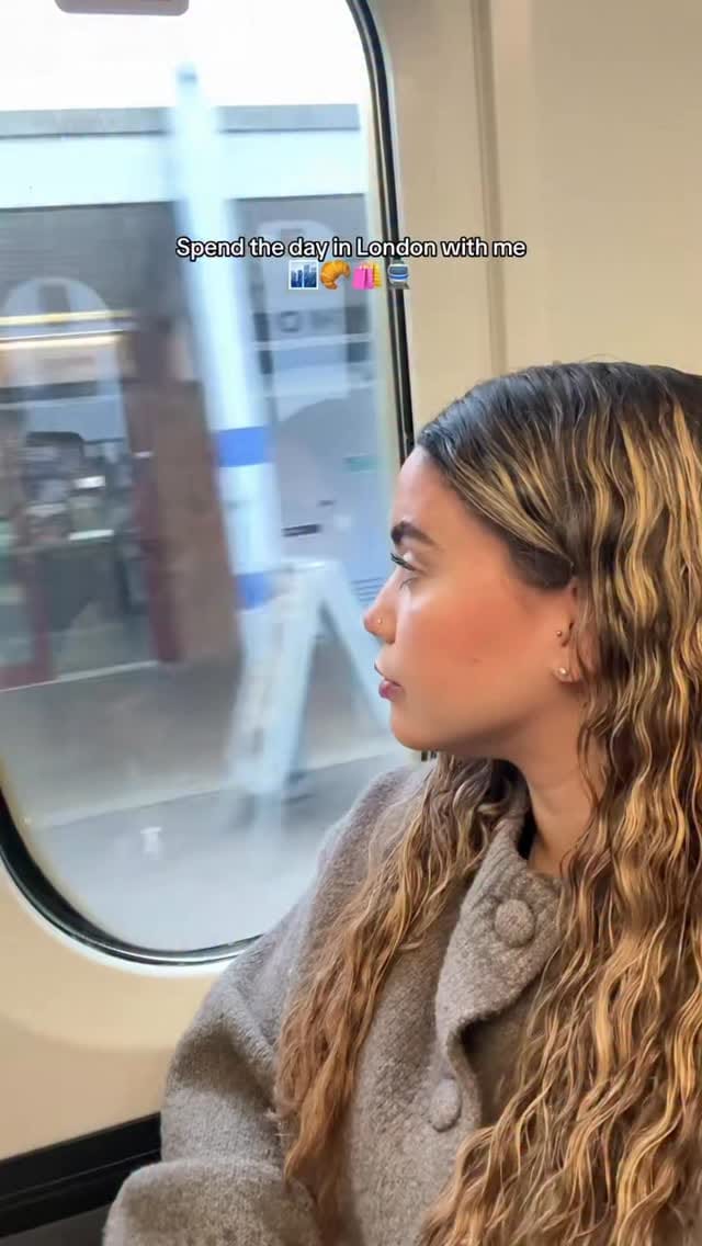 Post 10 by Sugaring London on Instagram (video)