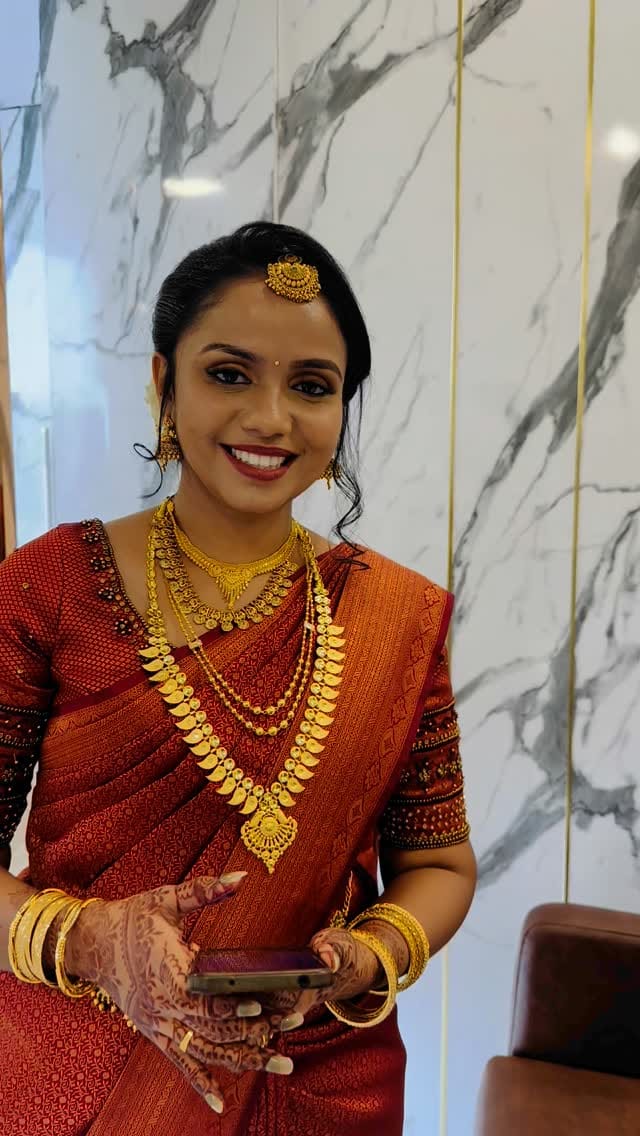 Post 4 by Sajna’s Bridal Makeup Studio ✨ on Instagram (video)