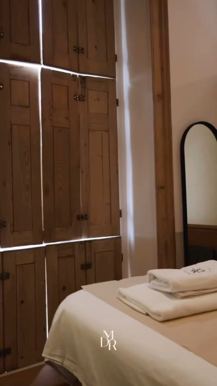 Post 6 by Martine De Richeville on Instagram (video)