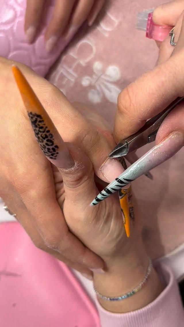 Post 4 by CARESCRIBANOS💅🏻 NAILARTIST on Instagram (video)