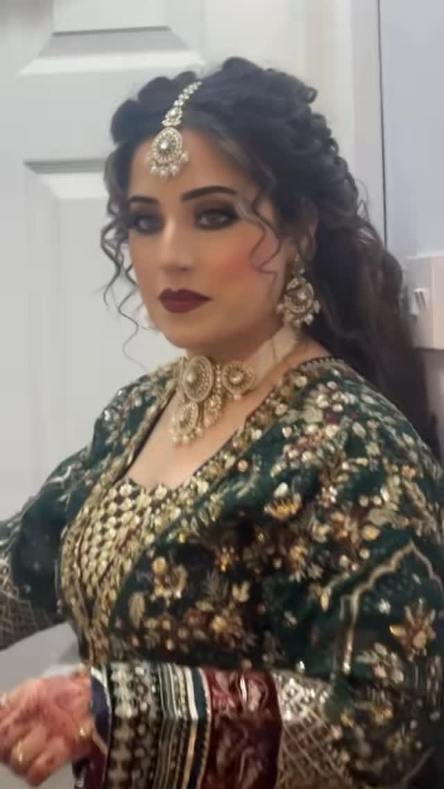 Post 3 by Neetysamina Mua on Instagram (video)