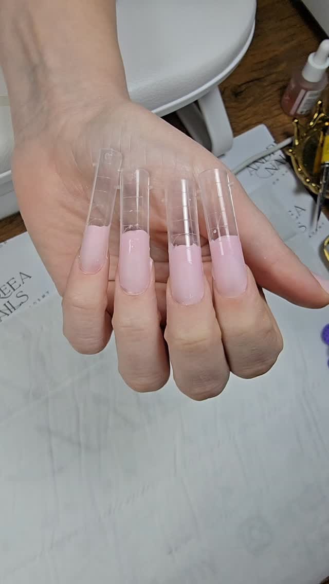 Post 3 by Andreea Simona Ignat | Nail Artist & Educator | Content creator on Instagram (video)