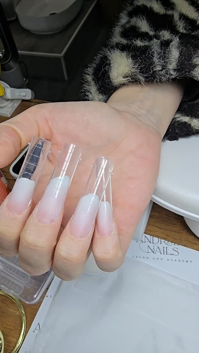 Post 4 by Andreea Simona Ignat | Nail Artist & Educator | Content creator on Instagram (video)