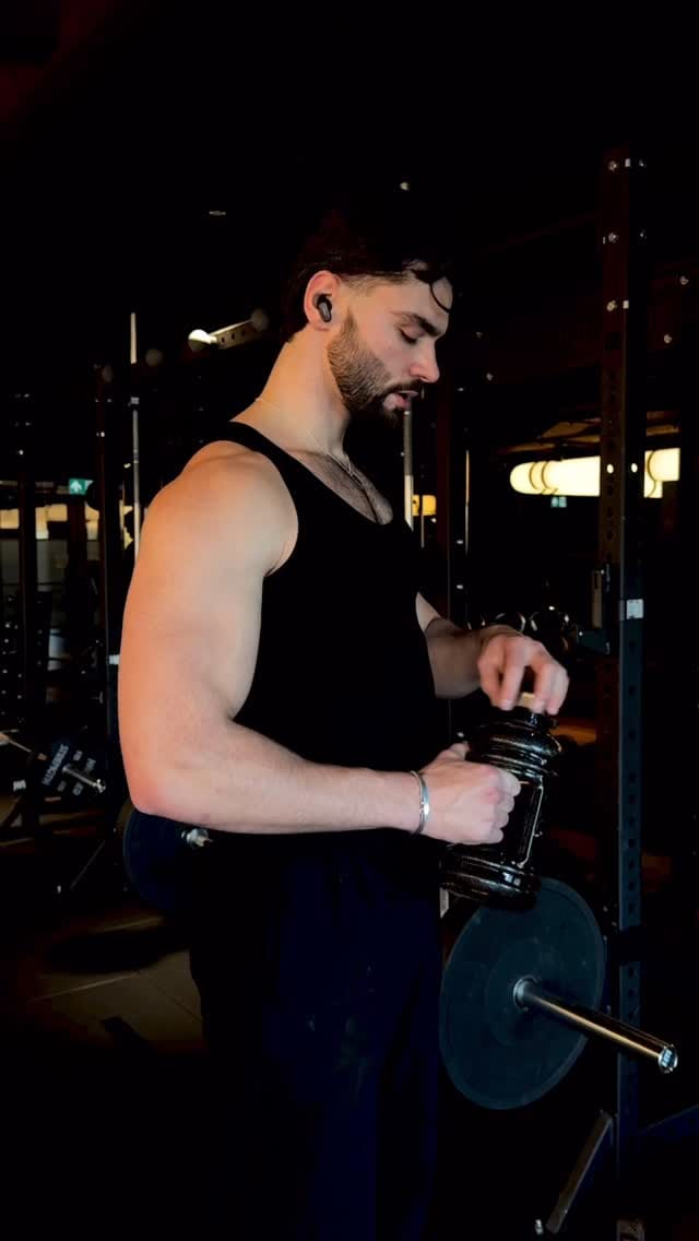 Post 7 by Alex Saunes on Instagram (video)