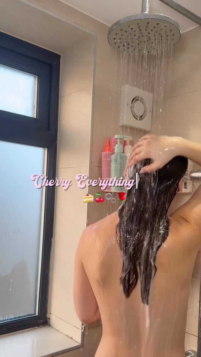 Post 5 by Esme Wolfsohn | grwm + selfcare🎀 on Instagram (video)
