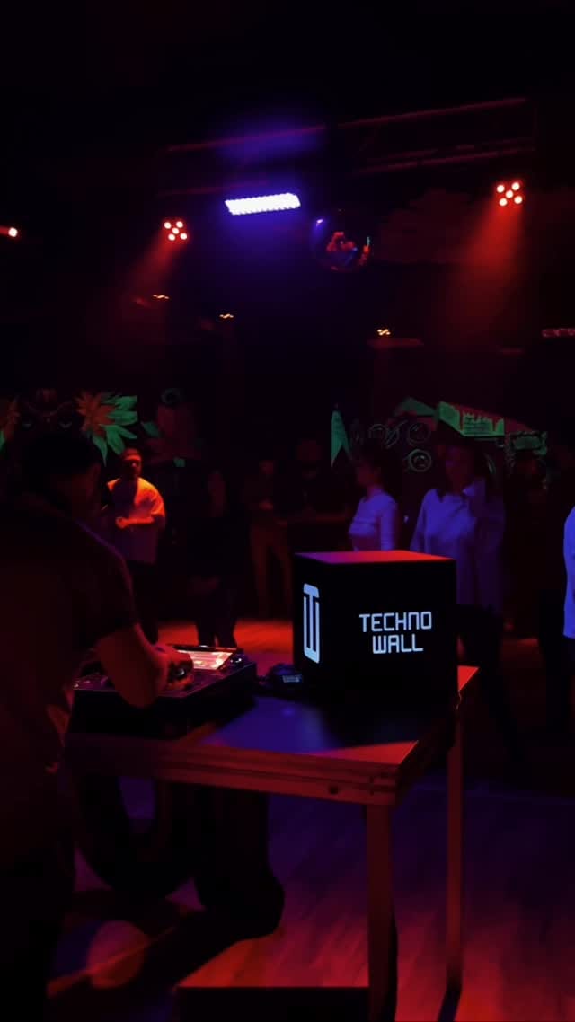 Post 4 by Techno Wall on Instagram (video)
