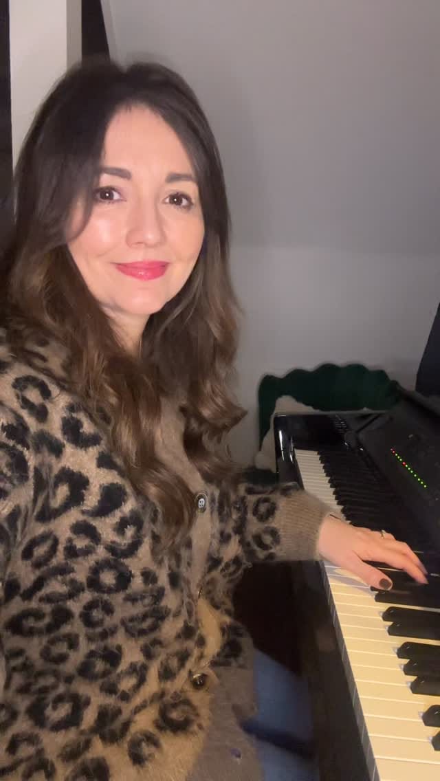 Post 2 by Nikki Nicola - Over 40 Fashion on Instagram (video)
