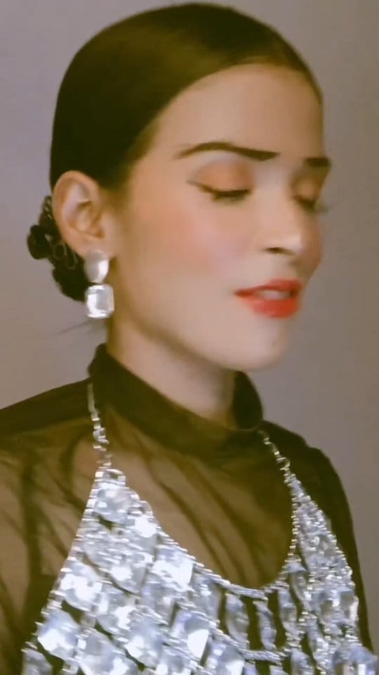 Post 3 by Disha Saxena on Instagram (video)