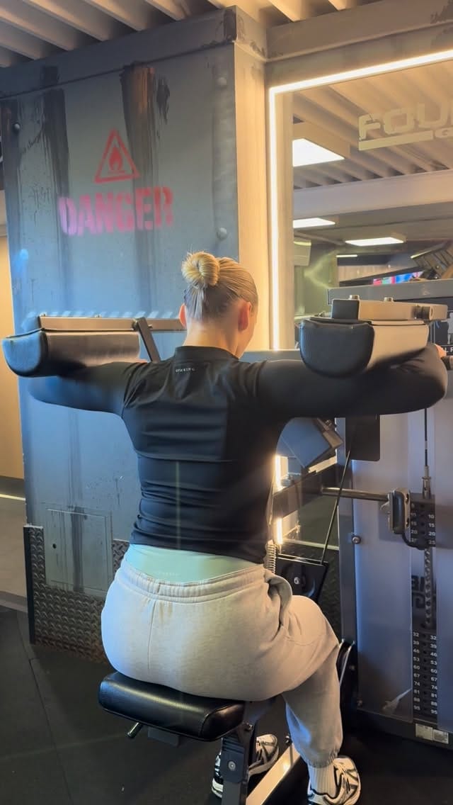 Post 5 by Gymwithcharli 🤍 on Instagram (video)