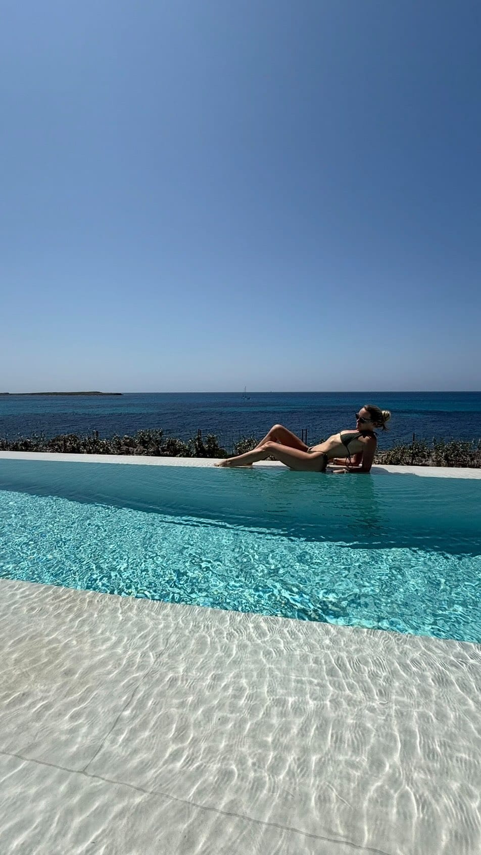 Post 3 by DAISY DARCY ROBINS on Instagram (video)