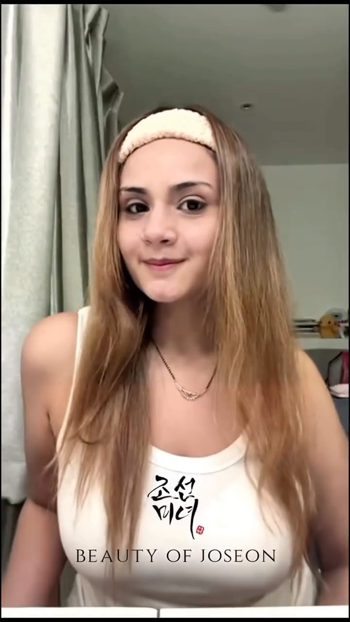 Post 6 by Vidhi Joshi on Instagram (video)