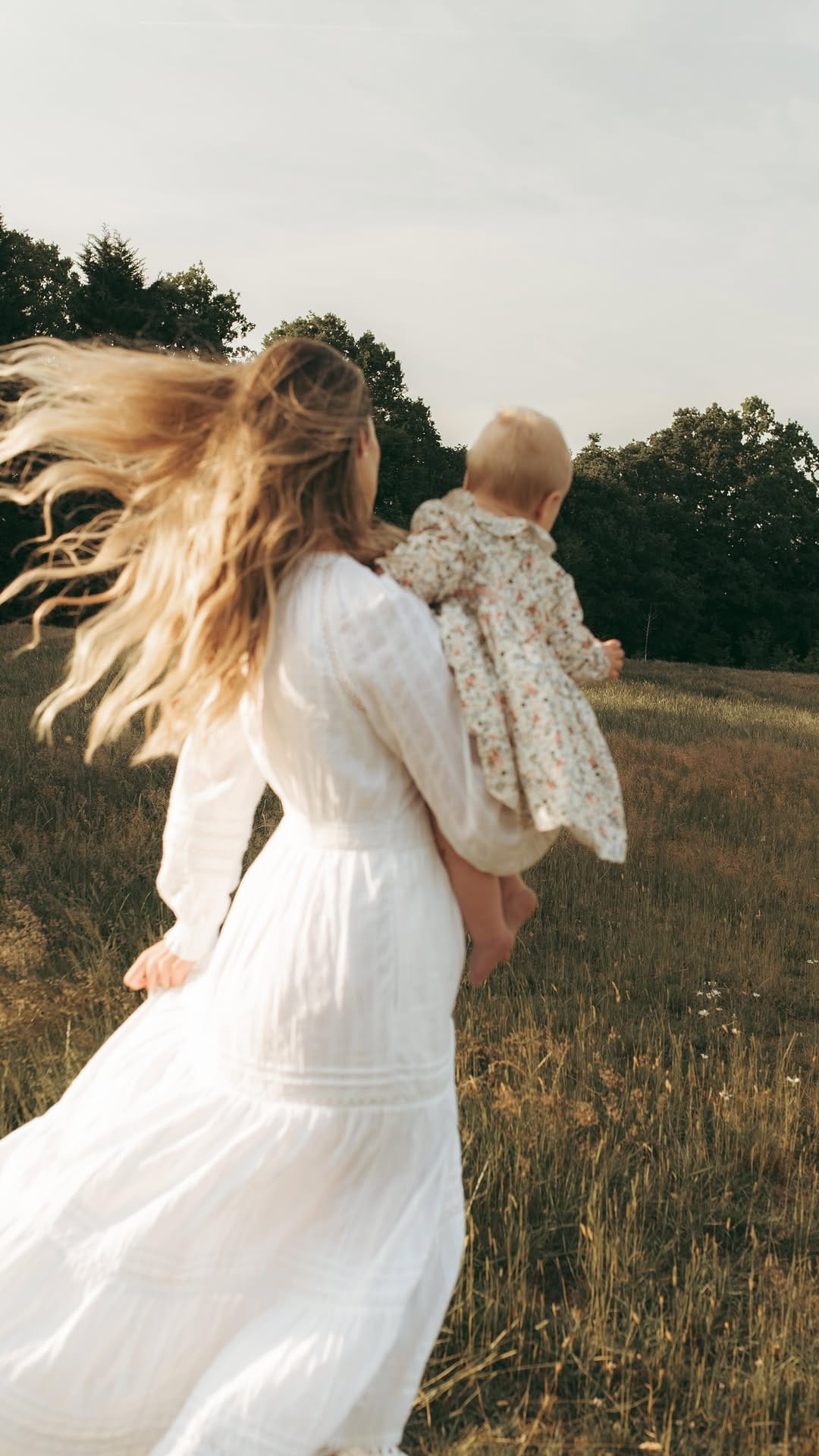 Post 2 by Elena | Newborn & Family Photographer on Instagram (video)