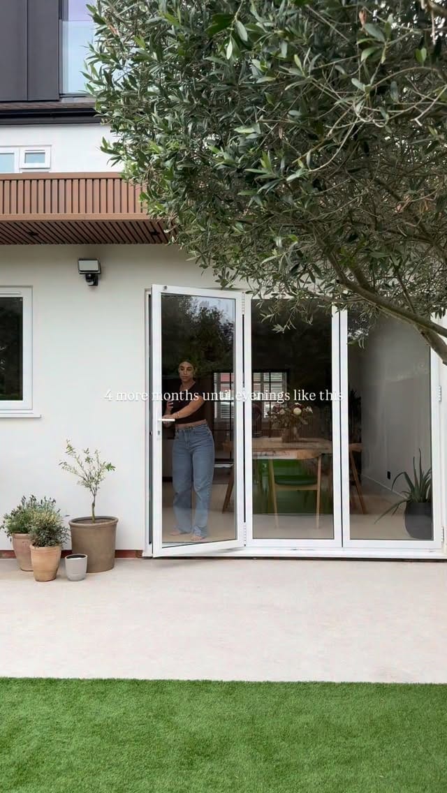 Post 1 by Elena Arnaoutis on Instagram (video)
