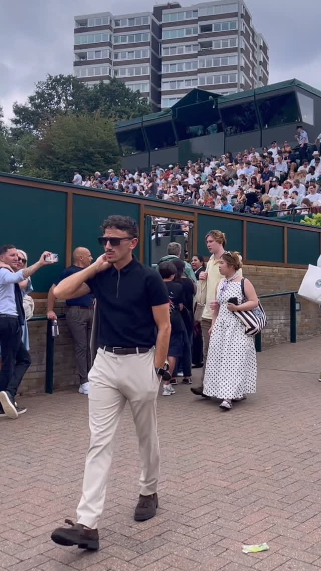 Post 5 by @lucasurreylondon on Instagram (video)