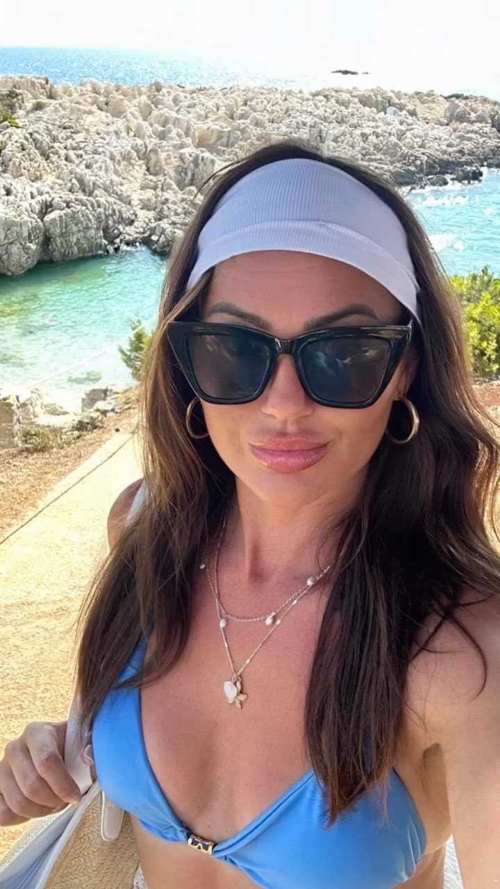 Post 4 by 𝓚𝓪𝓽 on Instagram (video)