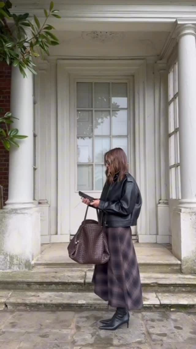 Post 6 by Liz Jane on Instagram (video)