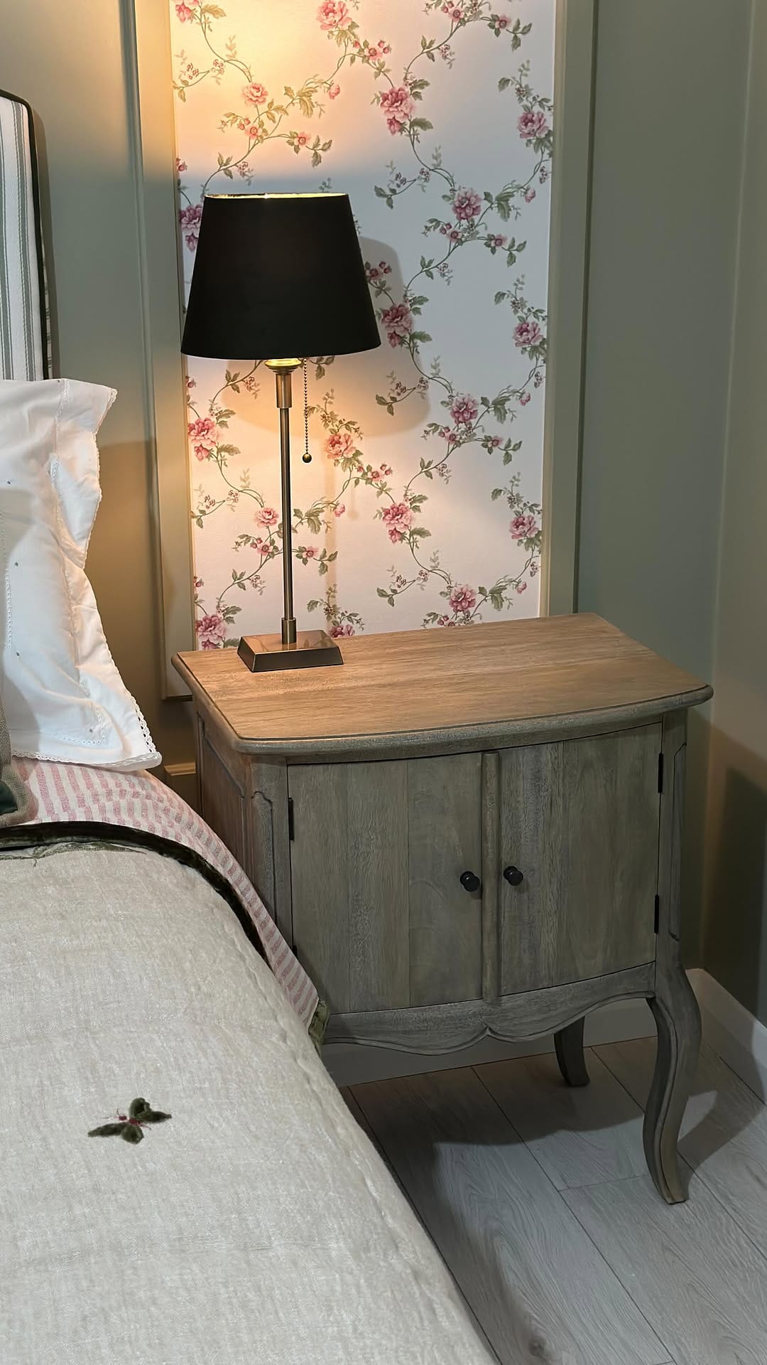 Post 6 by Rebecca Rose Stylist on Instagram (video)