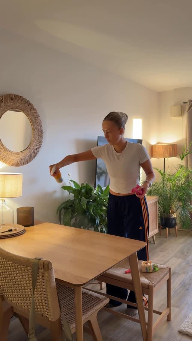 Post 6 by Ellie Frost on Instagram (video)