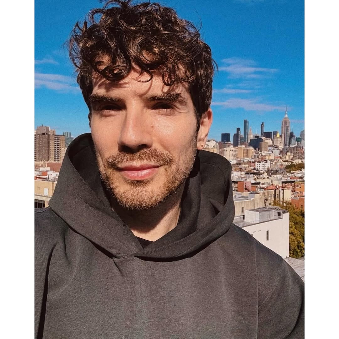 Post 1 by 𝐀𝐍𝐃𝐑𝐄𝐒 𝐃𝐄 𝐋𝐀𝐑𝐀 on Instagram (image)