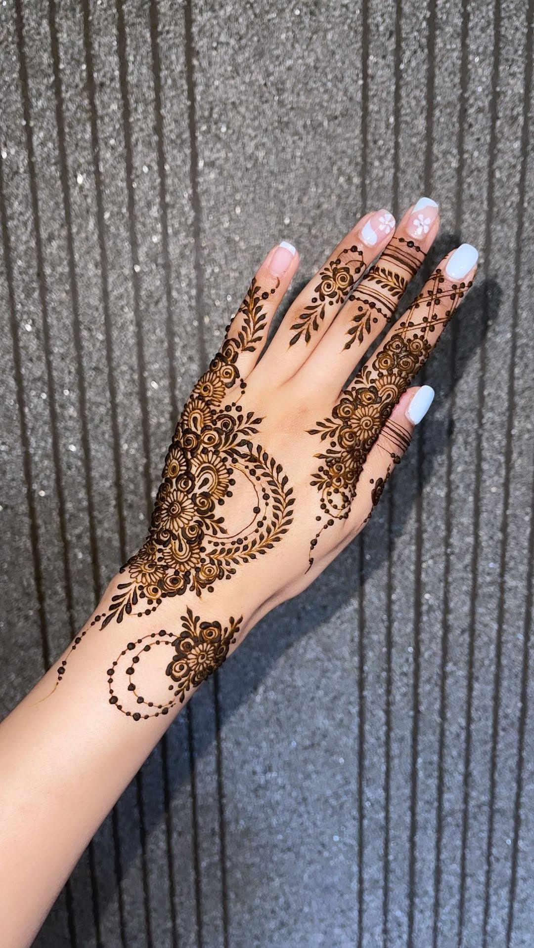 Post 8 by Mehndi By Zaynab on Instagram (video)