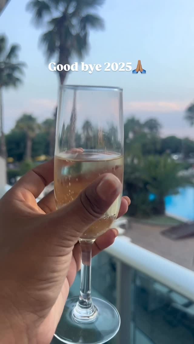 Post 10 by Kelly Trindade on Instagram (video)