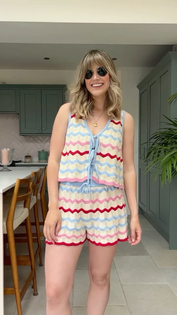 Post 10 by Julia Elizabeth on Instagram (video)