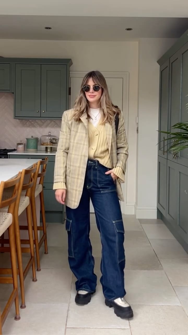 Post 3 by Julia Elizabeth on Instagram (video)