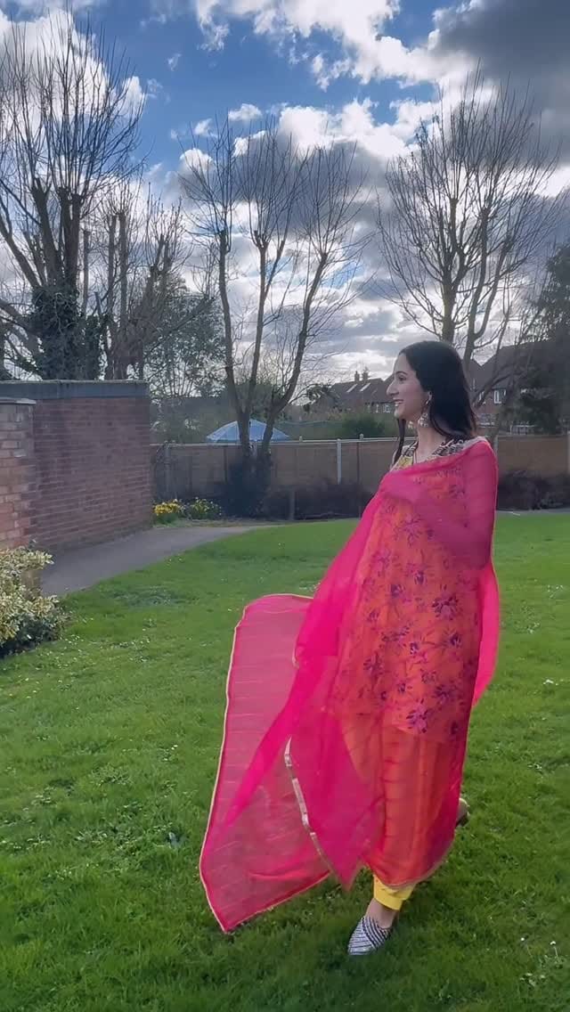 Post 3 by 𝐈𝐓𝐒 𝐌𝐄 𝐕𝐀𝐍𝐒𝐇𝐈𝐓𝐀🧿 on Instagram (video)