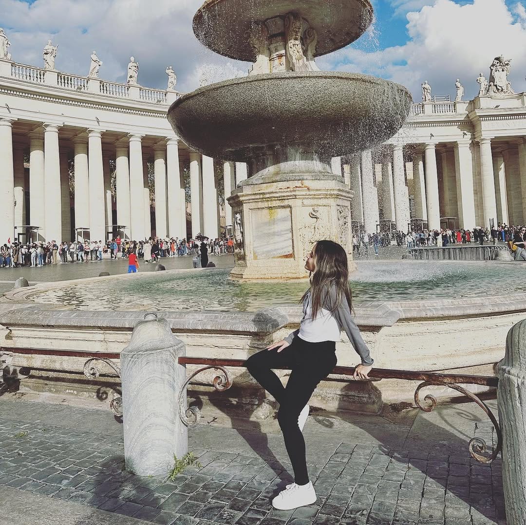 Post 10 by Giovanna Carla on Instagram (carousel)