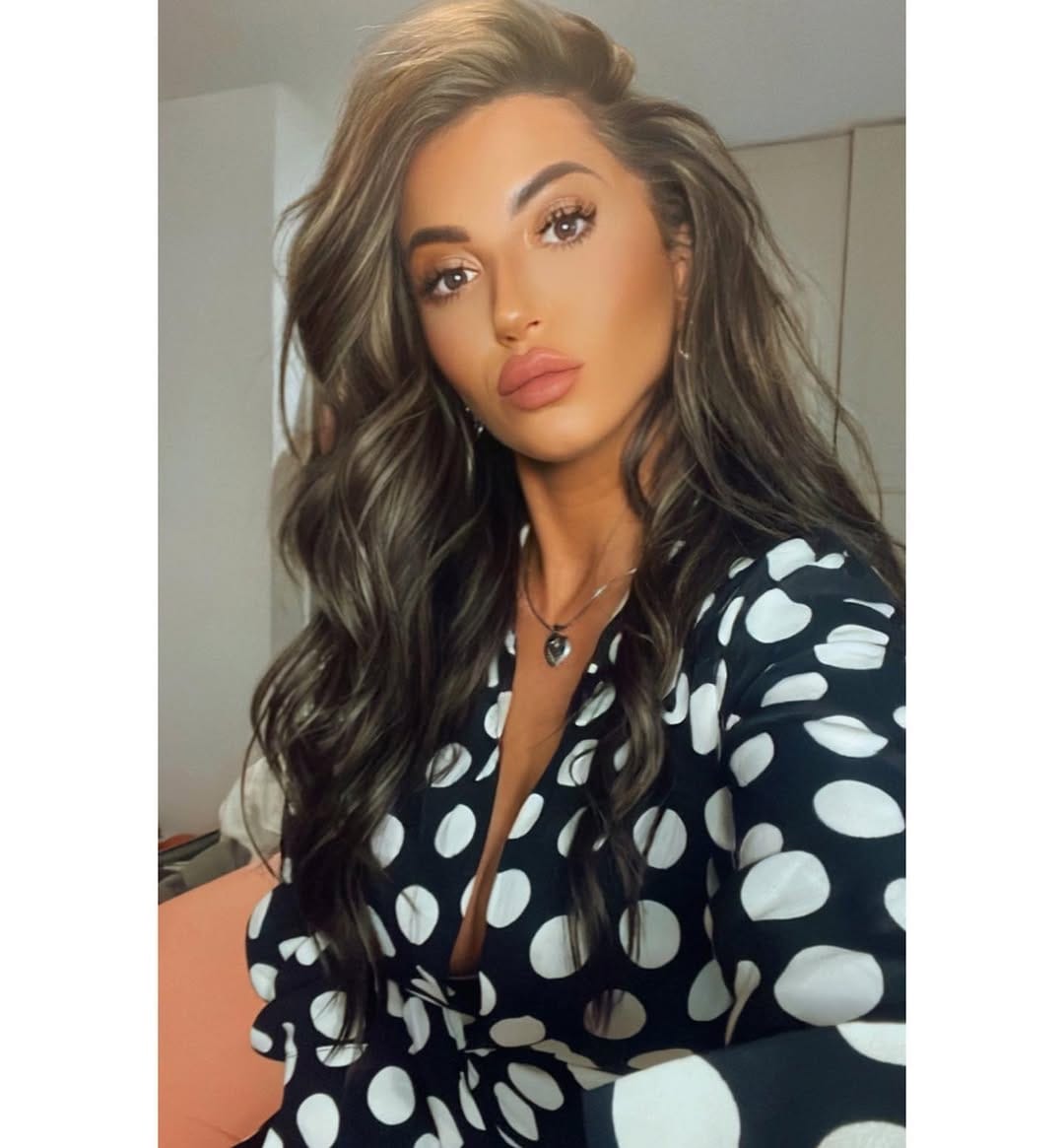 Post 8 by Georgia Lewis on Instagram (image)