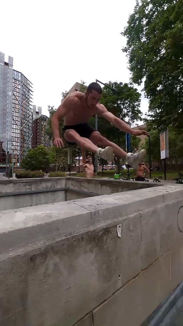 Post 7 by Orlando Devaux on Instagram (video)