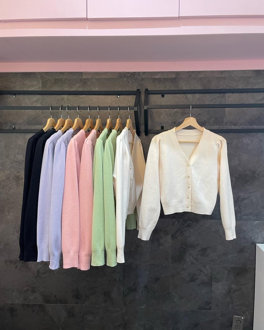 Post 5 by Korean Fashion in Van🇨🇦🇰🇷 on Instagram (carousel)