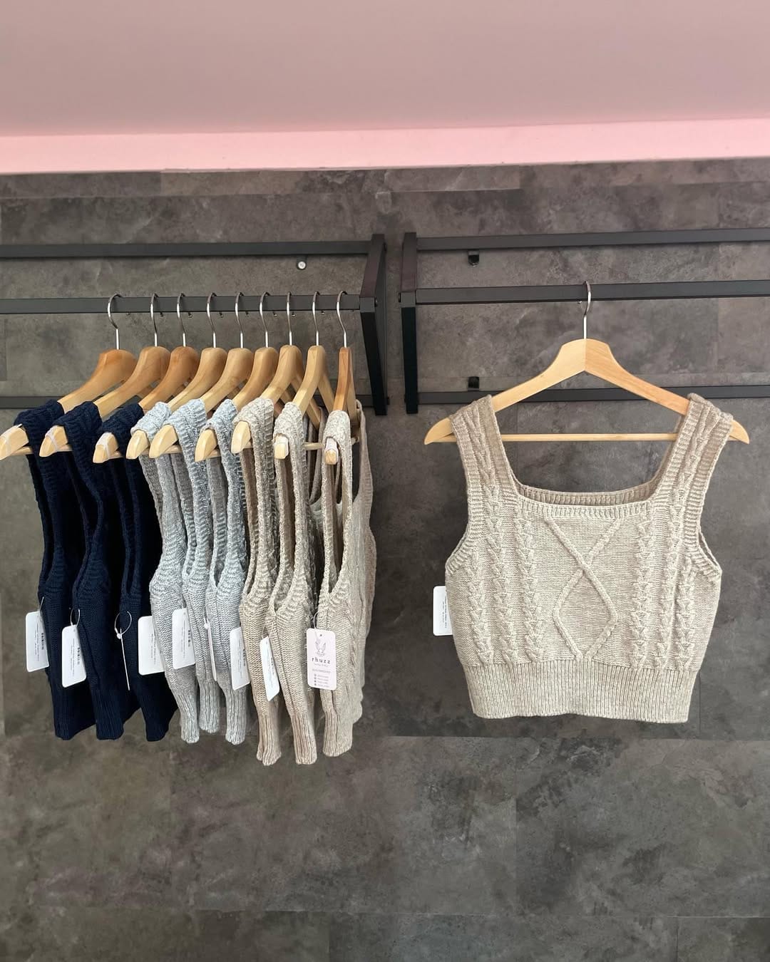 Post 10 by Korean Fashion in Van🇨🇦🇰🇷 on Instagram (carousel)