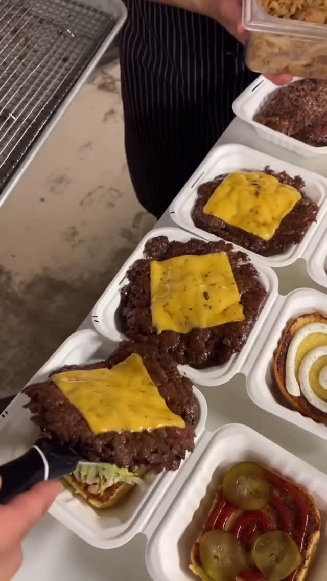Post 5 by 𝘽𝙄𝙂 𝙏𝙍𝙊𝙐𝘽𝙇𝙀 𝙋𝙄𝙕𝙕𝘼 🍕🍔 on Instagram (video)