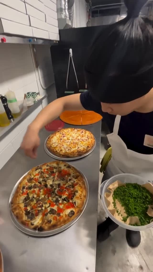 Post 1 by 𝘽𝙄𝙂 𝙏𝙍𝙊𝙐𝘽𝙇𝙀 𝙋𝙄𝙕𝙕𝘼 🍕🍔 on Instagram (video)