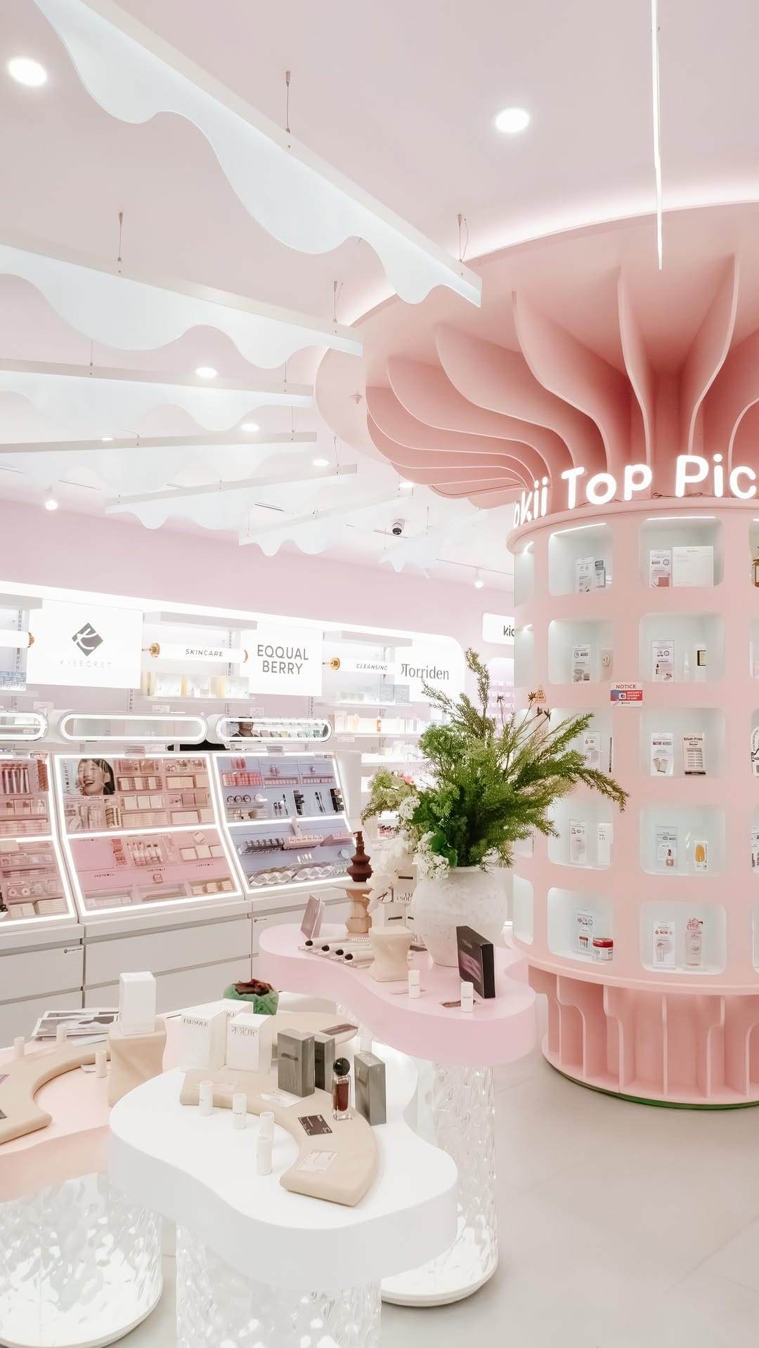 Post 5 by DEREK NGUYEN🌙 on Instagram (video)