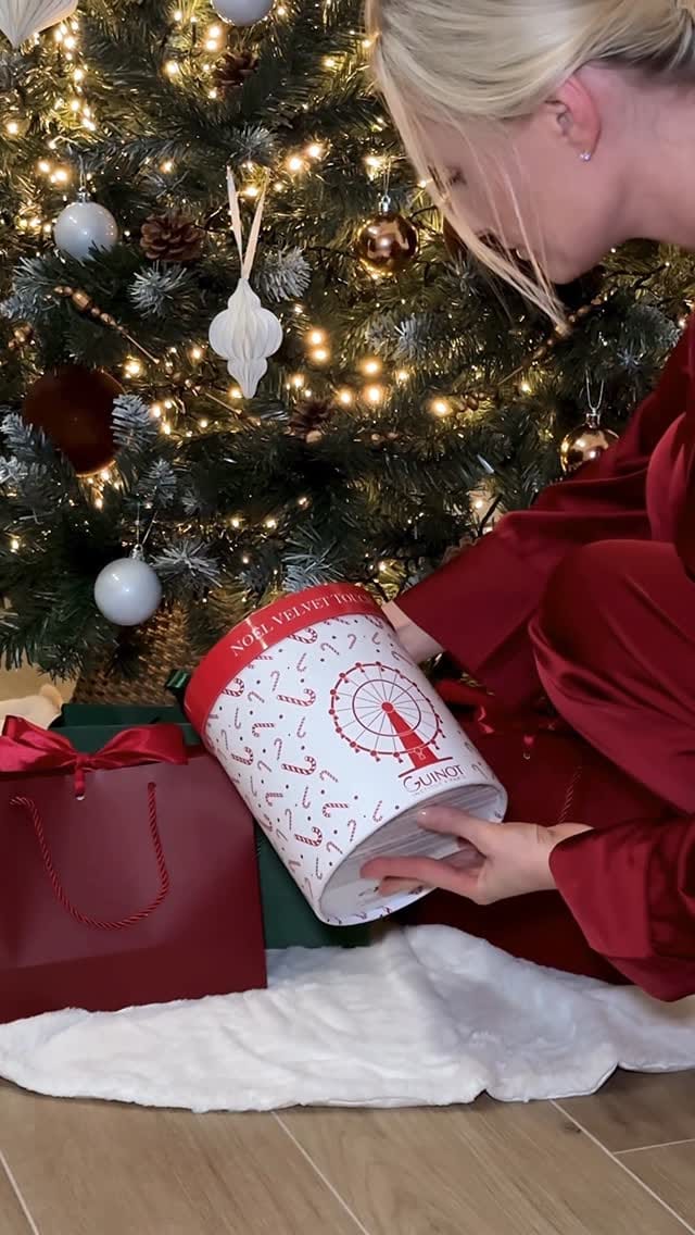 Post 4 by 𝗦𝗜𝗠𝗢𝗡𝗔 𝗩𝗔 ‣ on Instagram (video)